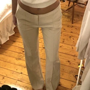 Beiga mid waist kostymbyxor 🤍 - Jag är 170 cm som referens! Frakt ingår tyvärr inte 🤍🤍