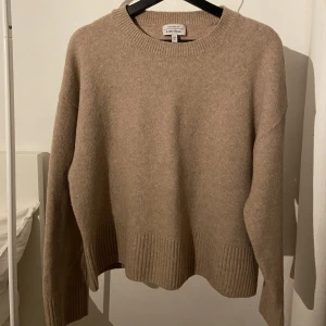 Tröja från &other stories  - En beige/brun finstickad tröja från &other stories❤️‍🔥använt en enstaka gång