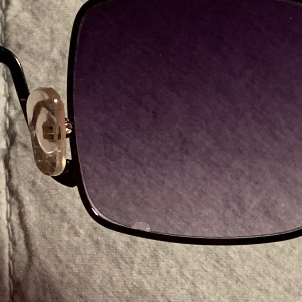 Fyrkantiga solglasögon, litet nagg på glaset se bild två!! men syns knappt när man har på sig dem, det är inte repor i glaset bara reflektioner . Accessoarer.