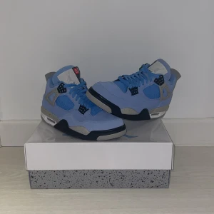 Jordan 4 Retro University Blue - Air Jordan 4 Retro University Blue, kvitto finns, köpta från goat, oanvända.