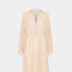 KLÄNNING - Säljer denna vackra klänning från seleced femme, använt några gånger under sommaren. Klänningen är i storlek Small 