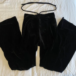 byxor  - svarta sköna byxor med snöre som man knyter runt midjan från bershka. pris kan diskuteras. köparen står för frakt. 💗