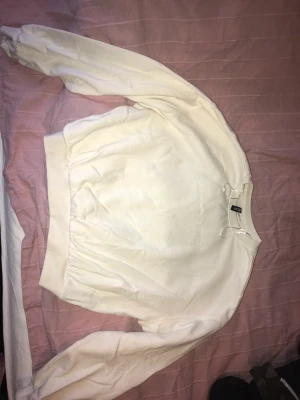 Tröja  - Jag säljer min tjockare tröja i storlek M, skulle dock säga att den är en minde M. Tröjan är använd fåtal gånger 