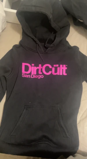 DirtCült Hoodie - En DirtCült Hoodie storlek S sitter som XS (dam storlek)