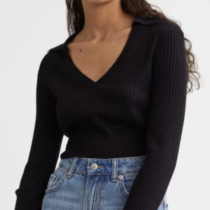 Ribbad med krage - Säljer denna tröja i från HM. Ribbad med krage och kroppad