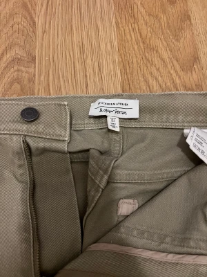 Snygga vida jeans i nyskick  - Snygga vida kakifärgade jeans. Nyskick.