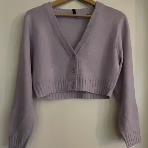 En stickad tröja från H&M i söt lila färg. Använde bara 1 gång, som ny!