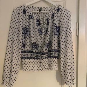 Blus - En fin blus med blått mönster