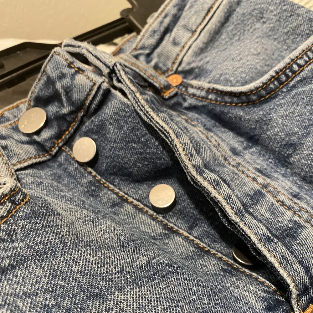 Utsvängda jeans i jättefint skick, från bikbok. De är högmidjade och har inget slitage 💕 Säljer då de är för långa för mig. Midjemått: 24’ Längd: 32 Kontakta mig för fler mått, pris kan sänkas 🥰. Jeans & Byxor.