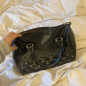 Svart väska - En svart väska som är lite större än en baguette väska, om mått önskas skicka PM! Väldigt bra skick vet tyvärr inte vart jag köpt den men märket heter Rainbow 