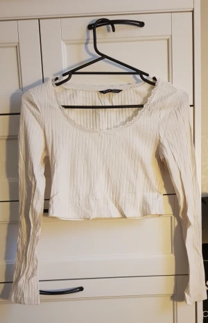 Topp - Helt nu aldrig använd. Skrynklig på grund av att den legat i garderoben länge