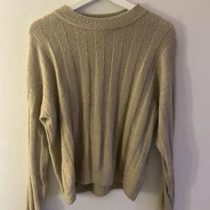 Stickad tröja - Beige stickad tröja från monki.  Använt skick. Väldigt snygg! 