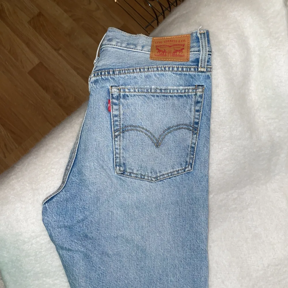 Levis jeans i ljusblå tvätt, hål på knäna, ”mom modell”, strl 29. Jag har strl S i vanliga fall och dem sitter snyggt men lite ”löst” (så som man vill ha det nu)   Sparsamt använda, köpare står för frakt. Kan skicka fler bilder om det önskas! . Jeans & Byxor.