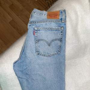 Levis jeans i ljusblå tvätt, hål på knäna, ”mom modell”, strl 29. Jag har strl S i vanliga fall och dem sitter snyggt men lite ”löst” (så som man vill ha det nu)   Sparsamt använda, köpare står för frakt. Kan skicka fler bilder om det önskas! 