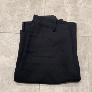 Kostymbyxor  - Säljer min fina kostymbyxor från bikbok då dem är för stora. Använt ett fåtals gånger nästan som nya. Storlek 34.💕Original pris 400 säljer för 150kr