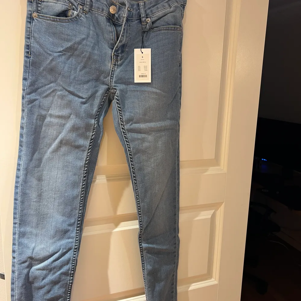 Ljusa skinny jeans från lager 157, helt oanvända . Jeans & Byxor.