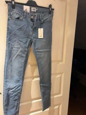 Ljusa skinny jeans från lager 157, helt oanvända 