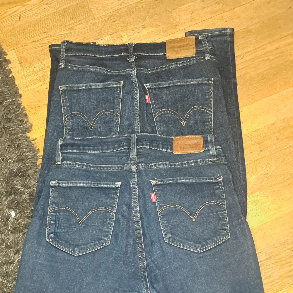 Snyggt slitna hela jeans från Levis ett par skinny stl 29 Ett par high straight!båda för 150 kr. Jeans & Byxor.