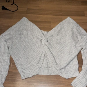 stickad tröja  - säljer denna stickade tröjan (vet inte riktigt vart den är ifrån då jag fick den av en vän) och storlek står inte på men skulle gissa på en M, använder aldrig och är knappt använd. Den är i bra skick, hör av dig till mig privat om du är intressed. 