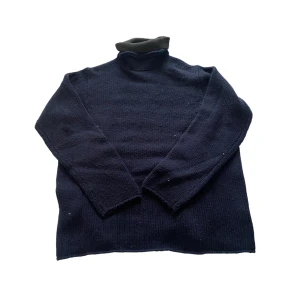 Stickad tröja - Cool mörkblå stickad tröja från Armani, dubbel polokrage, den gröna delen går o vika över den blåa, inåt exc. Strl 52 så motsvarar M-L enligt mig