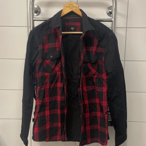 Celio skjorta - Snygg celio skjorta i tjockare och slitvänligt matterial. Sitter som L