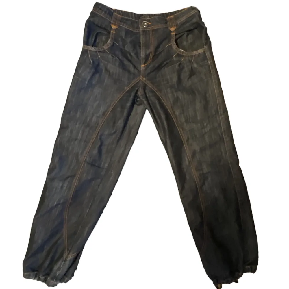 Första bilden är baksidan. Super fina jeans med orangea detaljer. W 29 L32. Jeans & Byxor.
