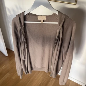 Kashmir hoodie - Såså fin ziphoodie i Kashmir från H&M i bra skick, del är i en biege/grå färg💓😋