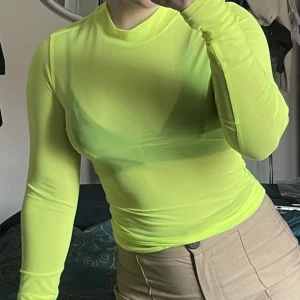 Genomskinlig topp - Neonfärgad genomskinlig topp i storlek small🦋 hör av er vid intresse eller funderingar 💕 spårbar frakt på 29kr tillkommer📦obs skriv till mig innan ni klickar på köp nu 🫶