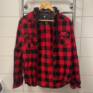 Skjorta med luva - Bra skick Luvan går att ta bort