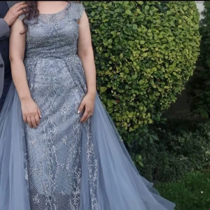 Klänning - En elegant klänning som endast använts vid ett tillfälle och har därmed inga skador eller liknande. Har ni frågor eller funderingar är ni varmt välkomna att höra av er!☺️