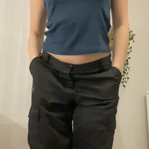Cargobyxor - Testar att sälja mina favorit-cargobyxor, därav lite högre pris🥹 Jag har vanligtvis 36 i strl och dessa sitter som en smäck! Byxan kan justeras i midjan och frakt ingår i priset🥰Hör av dig vid frågor!!! 