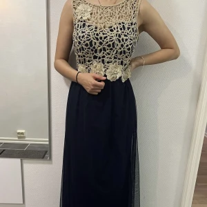 Klänning - En jättefin satinklänning som endast använts vid ett tillfälle och har därmed inga skador eller liknande. Har ni frågor eller funderingar är ni varmt välkomna att höra av er!☺️