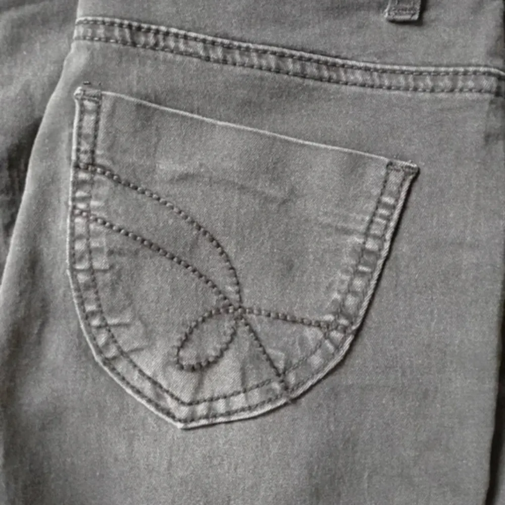 Jag säljer nu mina fina grå/svarta lbt liknande jeans. Okänt vad märket är men prislappen är kvar. Pris kan diskuteras ❤️. Jeans & Byxor.