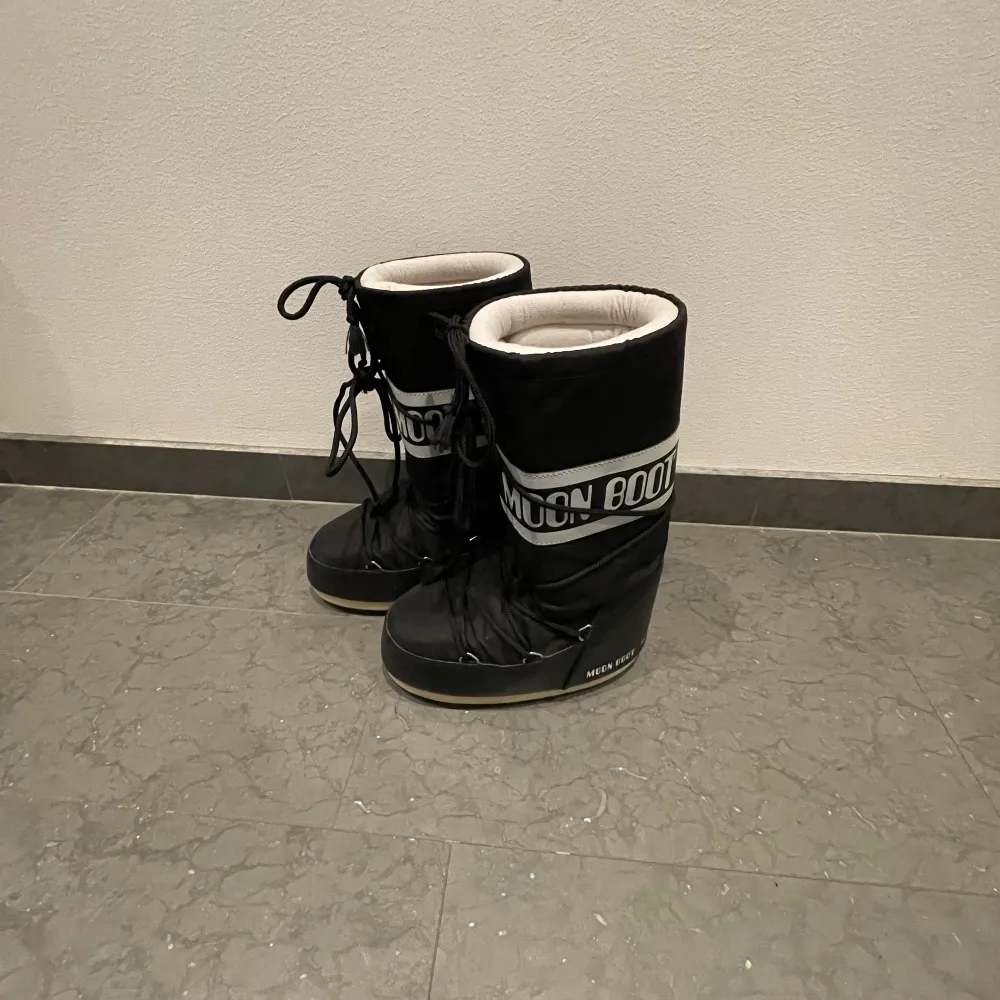 Säljer mina svarta höga moon boots. Säljer dom för dom kommer inte till användning längre. Använde förra vintern fåtal gånger. . Skor.