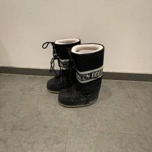 Säljer mina svarta höga moon boots. Säljer dom för dom kommer inte till användning längre. Använde förra vintern fåtal gånger. 