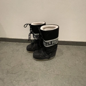 Moon boots - Säljer mina svarta höga moon boots. Säljer dom för dom kommer inte till användning längre. Använde förra vintern fåtal gånger. 