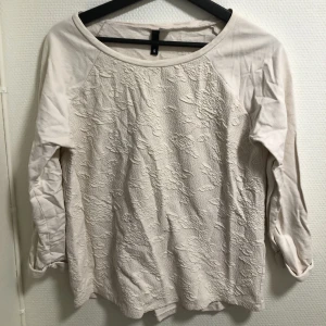 Tröja  - Strl S, fina detaljer, behöver strykas!