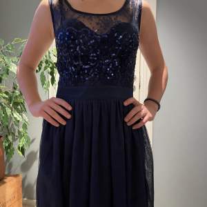 Marinblå festklänning ifrån Nelly, oneness, storlek 34. Använd 2 gånger 