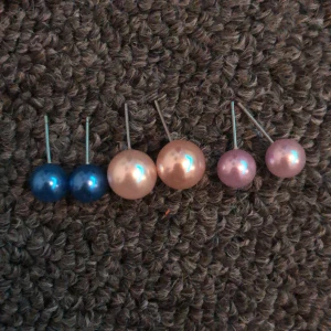 Örhängen  - 3olika pärlörhängen,köp alla tillsammans eller separat,10kr=blå 10kr=rosa 15kr= Champagne,skriv privat vid frågor,betalning sker via Swish🌹
