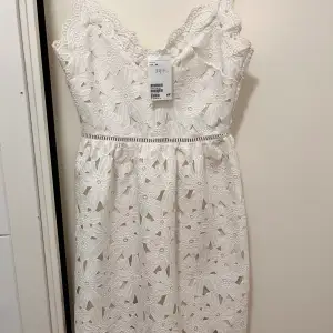 Vit klänning i nyskick med prislappen på från H&M. 