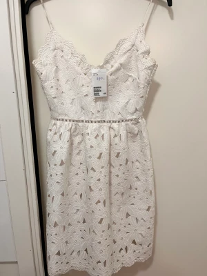 Klänning - Vit klänning i nyskick med prislappen på från H&M. 