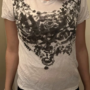 Vit T-shirt  - Vit T-shirt från Dagmar med svart tryck!