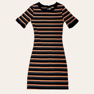 klänning - randig klänning från h&m 💙 - storlek 32, bra skick !! priset går att diskutera, så kom med egna förslag 😇