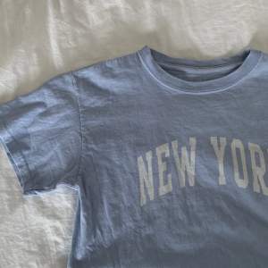T-shirt från brandy melville! Använd ett fåtal gånger och i mycket bra skick! 150kr💞 one size men passar xs/s