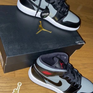 Jordan 1  - Säljer mina nya Jordan 1 shadow red pga dem var för små, min pappa råkade beställa storlek 40 istället för 42 som jag har! Helt nyskick använt några gånger för att testa bara. Köpte dem för 2100kr. Möts i Växsjö och kan även frakta.