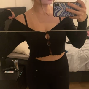 Svart topp - Nästan oanvänd  Frakt tillkommer 