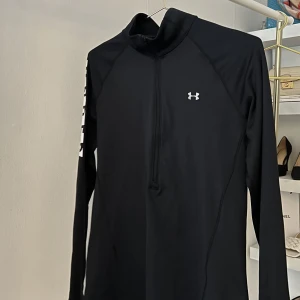 Under Armour  - - Träningströja - Tjockt material - Perfekt för utomhusträning 