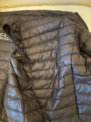 Ea7 väst - Säljer en äkta armani använd i bra skick.