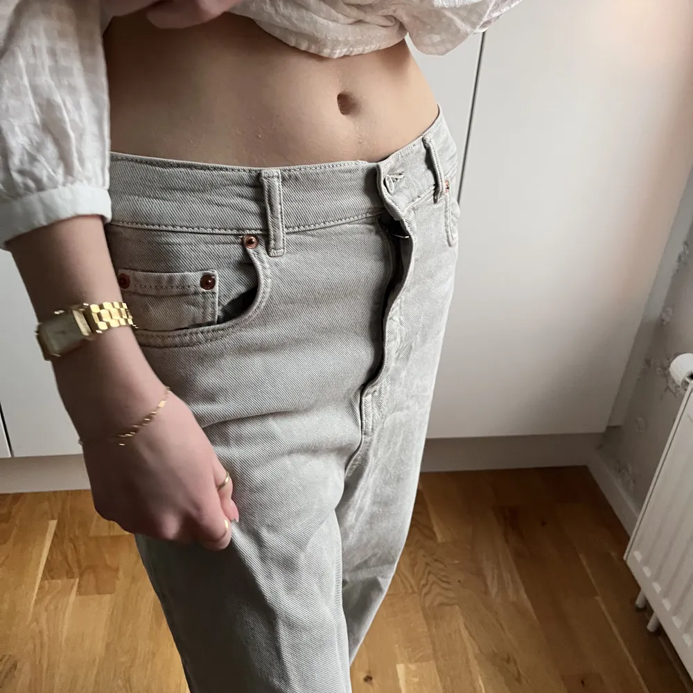 Ett par coola beiga/gråa jeans från zara som är lite bredare i benen! För långa för mig så därav säljer jag!💓. Jeans & Byxor.