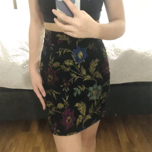 Kenzo kjol - Kjol från kenzo i bra skick. Storlek 36 men den kan vara 34 då den är liten i storleken.    Pris kan diskuteras!